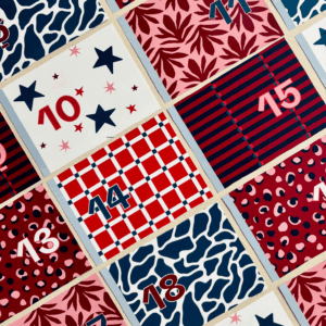 Détail d'un calendrier de l'Avent original Billy & the Bubbles, avec des cases numérotées aux motifs colorés